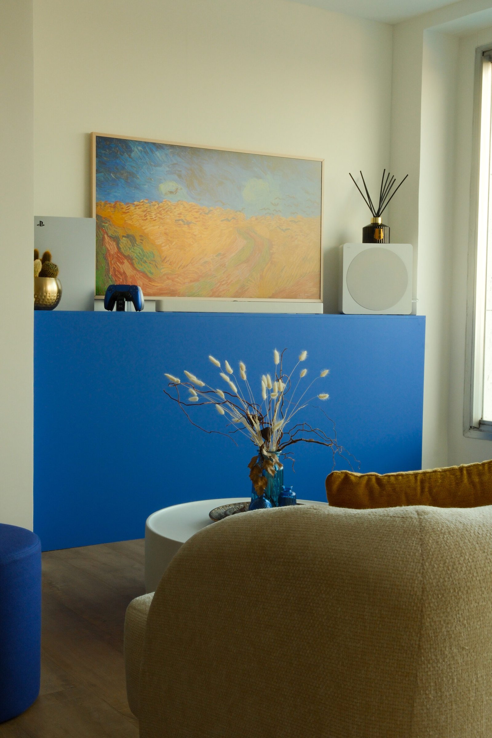 Pièce de vie des studios, avec canapé et écran plus système d'écoute et console PS5