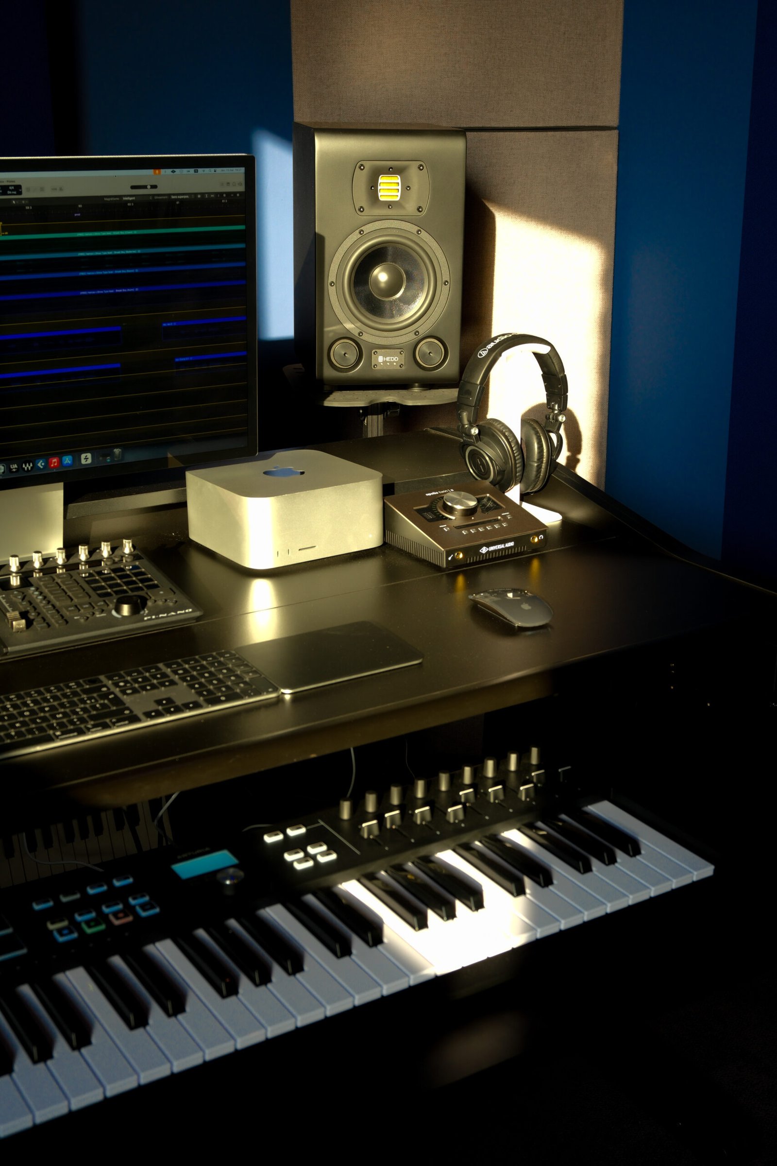 Clavier, casque, enceinte, macbook pro et carte son